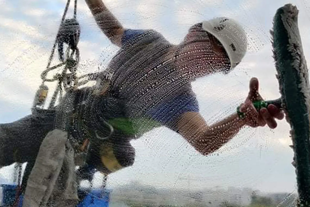 Čistenie a umývanie okien vo výškach
